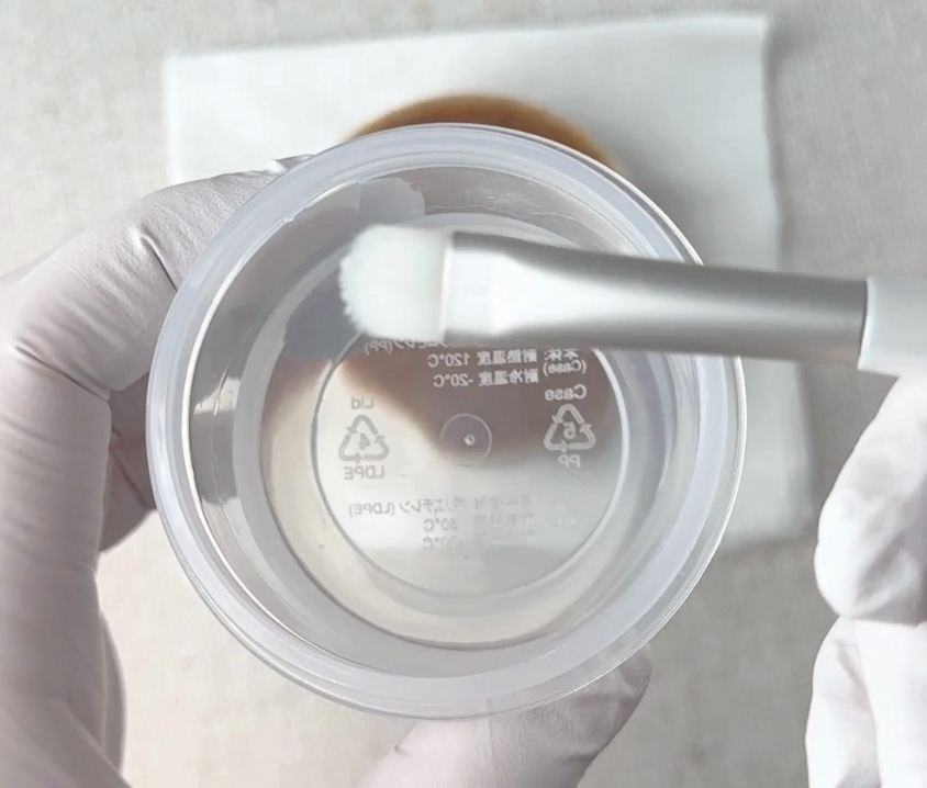 筆先に無水エタノールを少量含ませているクローズアップ