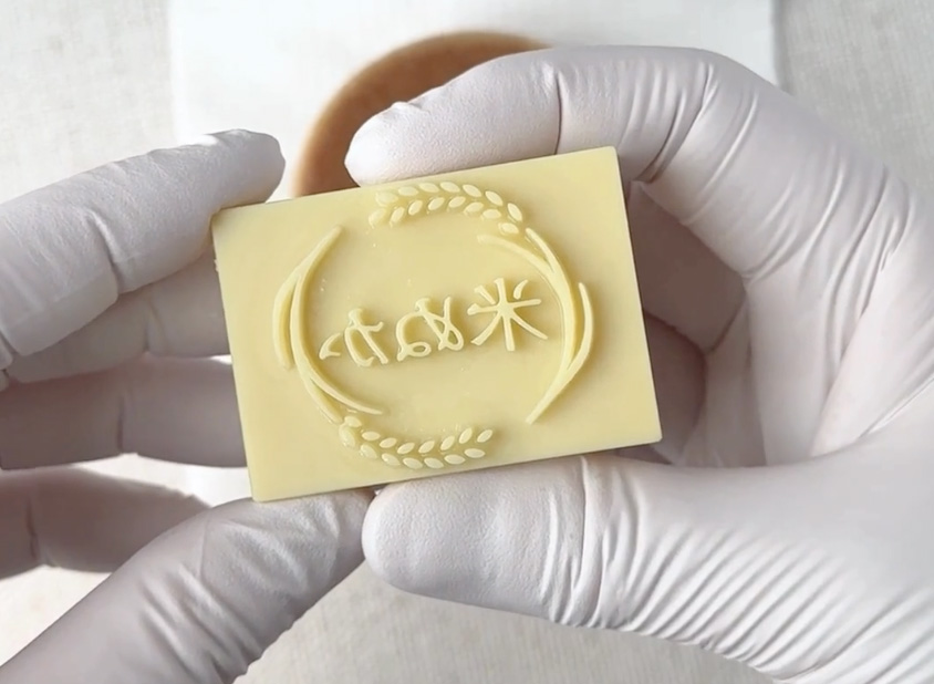 塗布後の石鹸スタンプの印面クローズアップ（光の反射が均一）