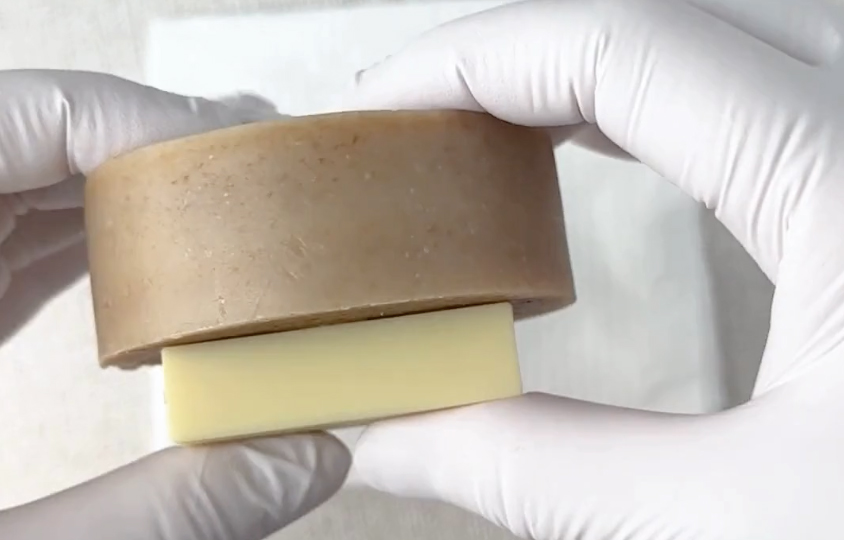 側面からソープスタンプの凸部の入り具合を確認している様子