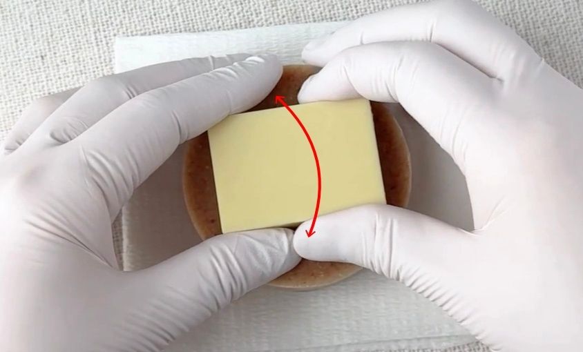 スタンプをわずかに左右にゆっくり動かし、少しずつ石鹸から外している動作のアップ