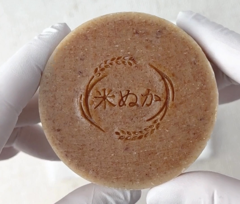 完成した刻印のクローズアップ（文字も繊細な模様もシャープでくっきりと再現された輪郭）